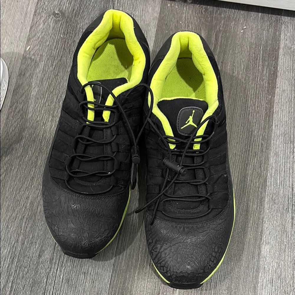 Jordan Men's Black and Yellow Sneakers